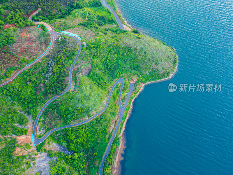 临湖蜿蜒山路的航拍风光