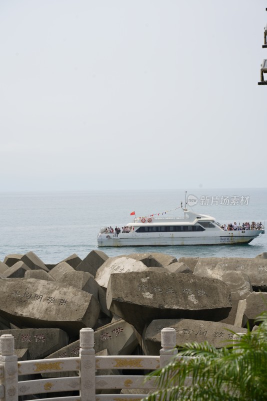 海上游船及岸边防波堤景观