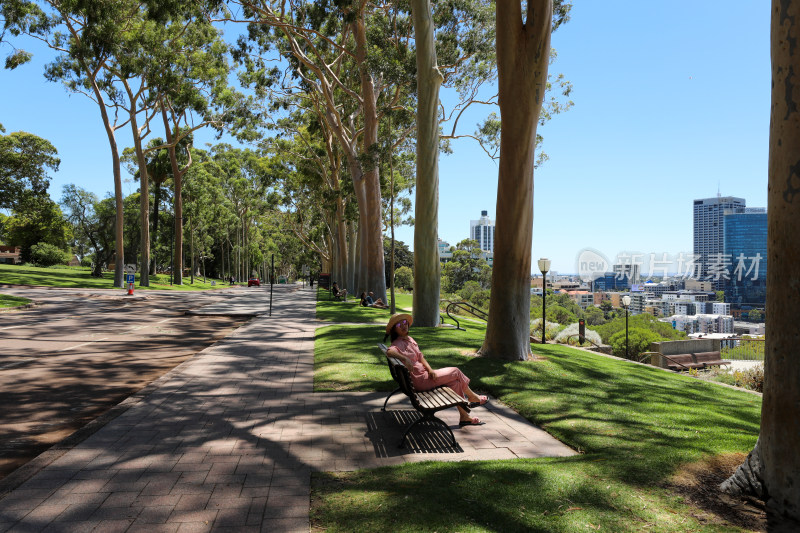 澳大利亚珀斯国王公园长椅上休息的女人