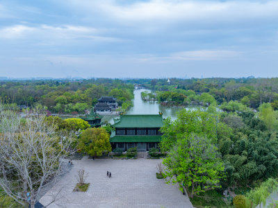 航拍烟雨江南扬州瘦西湖风景区全景