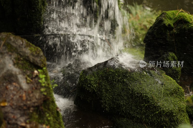 长满青苔岩石上的小瀑布