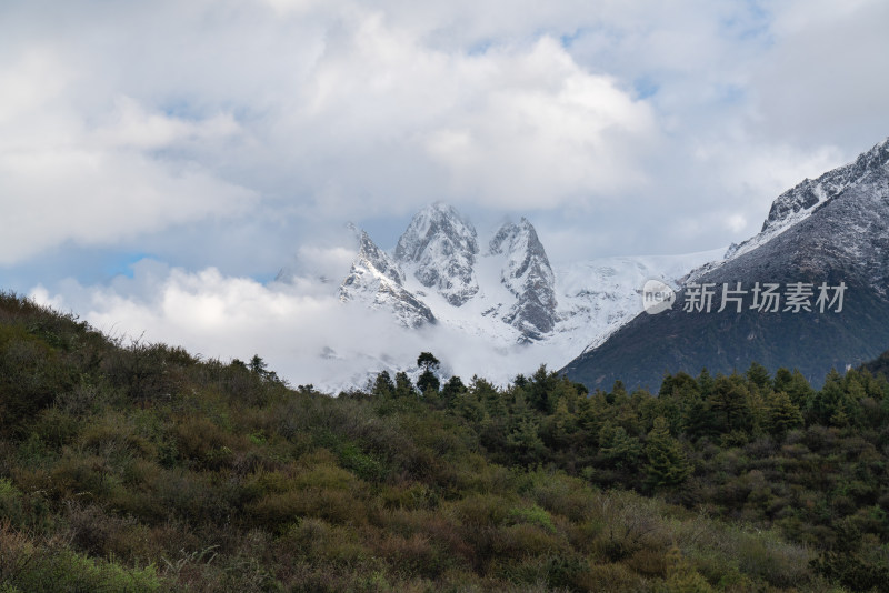 西藏日喀则吉隆沟雪山