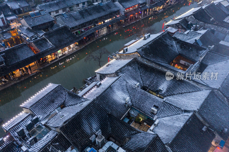 暮色中的古镇雪景