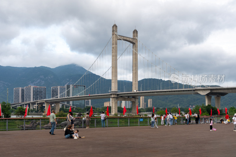 江边大桥下人群休闲场景