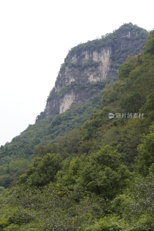 山林间陡峭的崖壁