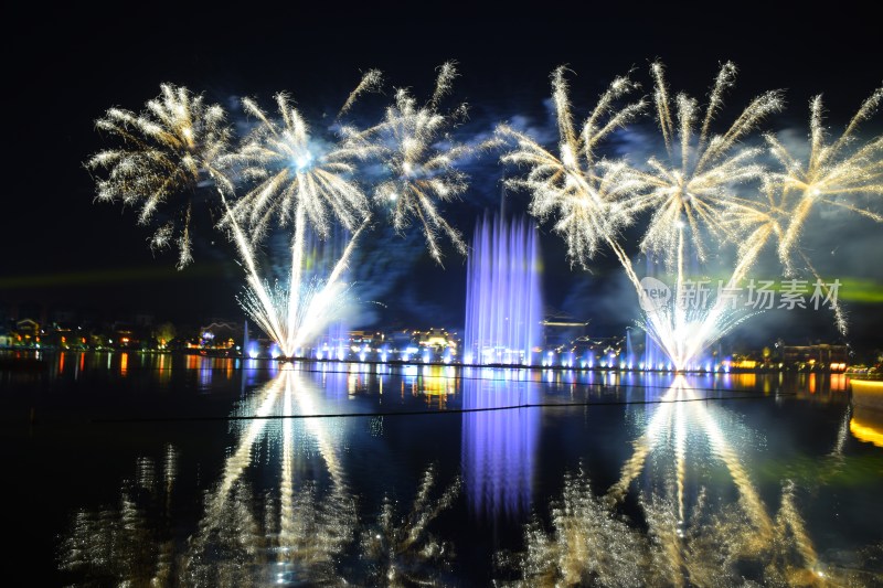 夜空中绽放的绚烂烟花