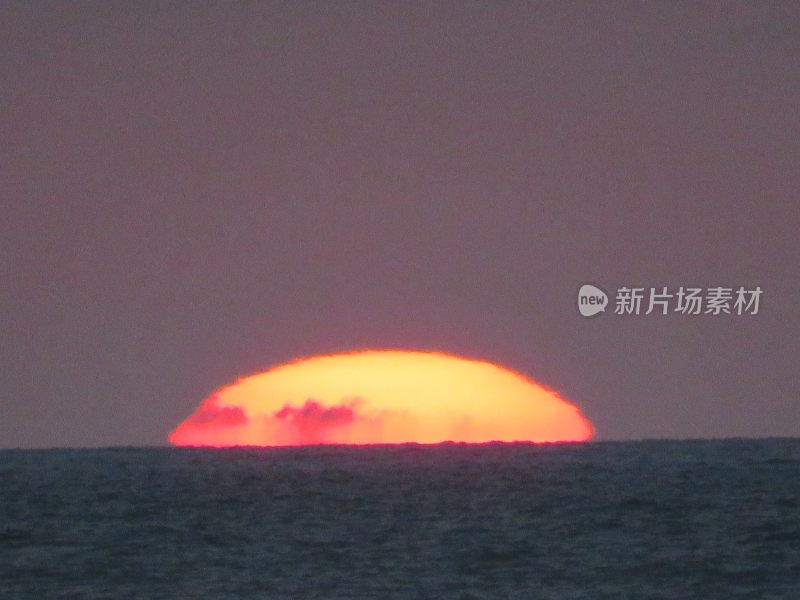 海上日落景象