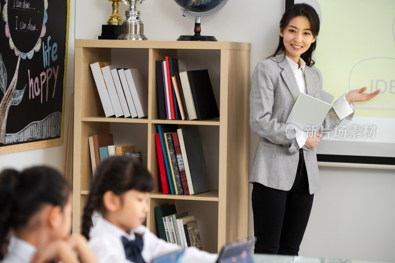 老师给小学生上课