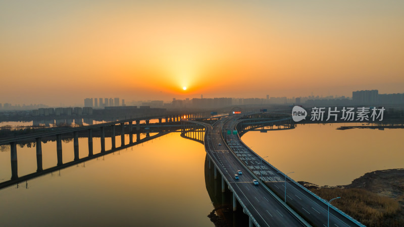 中国湖北武汉机场高速丰荷山互通的日出