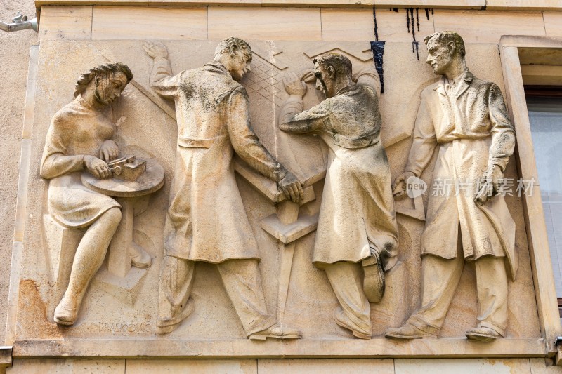 布拉迪斯拉发老市政厅的雕塑