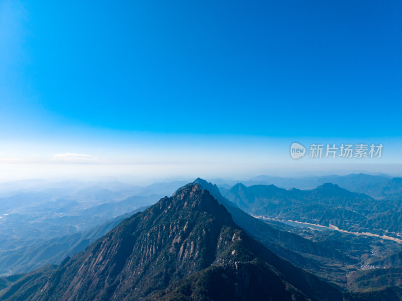 险峻陡峭山峰航拍图