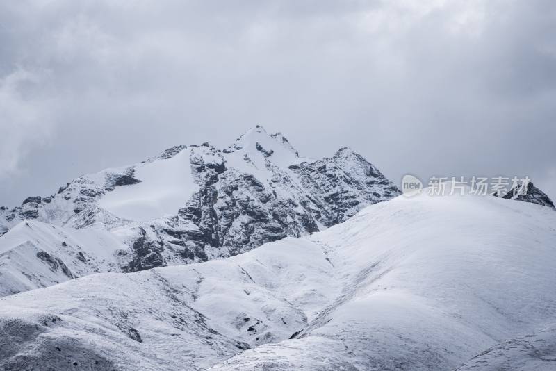 冰雪覆盖下的山峰