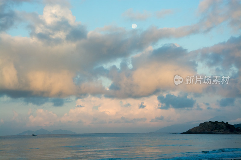 海边日落时分天空与海面景观