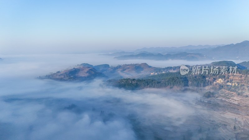 重庆酉阳：雾锁青山村庄靓