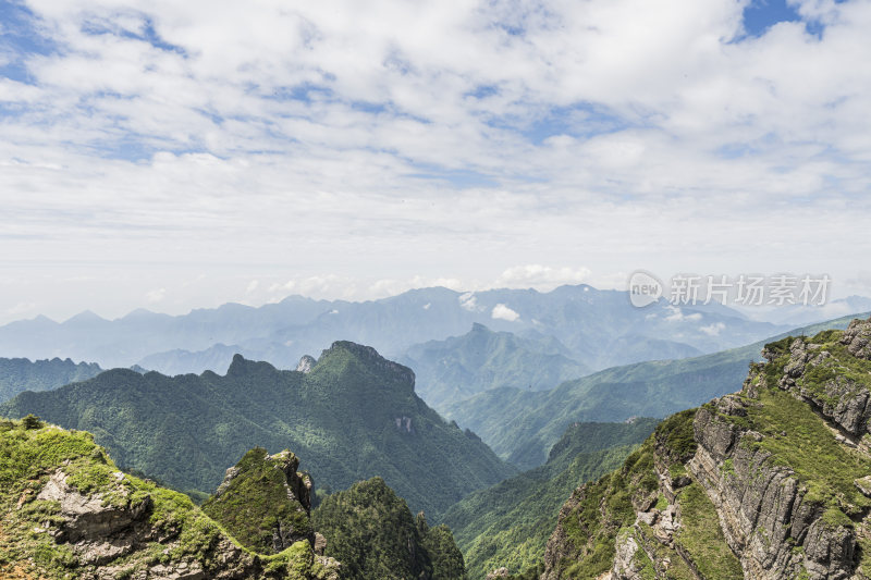 崇山峻岭间的壮丽自然风光