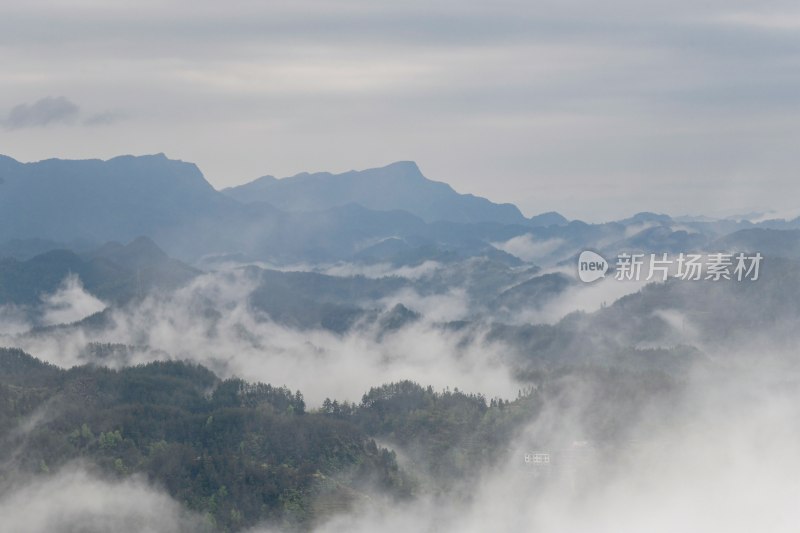 重庆酉阳：雾漫缭绕美青山