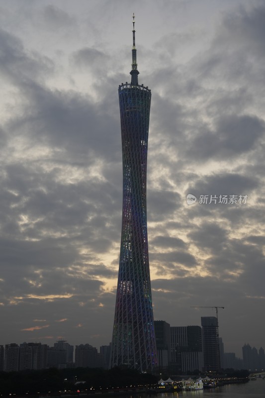 广州塔暮色中璀璨夜景的壮观景象