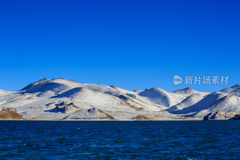 中国西藏羊卓雍措湖羊湖冬季雪景