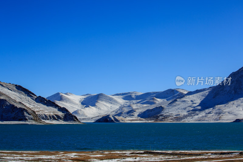 中国西藏羊卓雍措湖羊湖冬季雪景