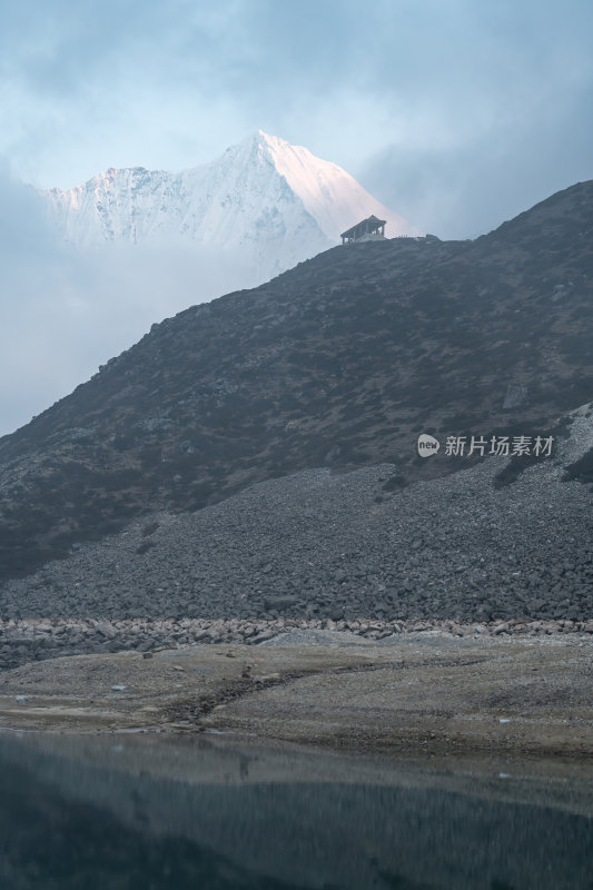 西藏山南洛扎秘境库拉岗日雪山湖泊壮丽景色