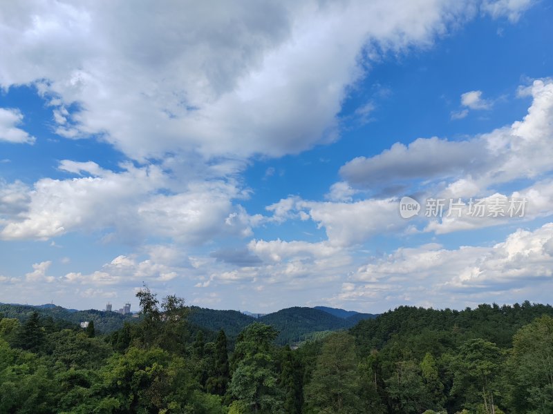 蓝天下的山峦