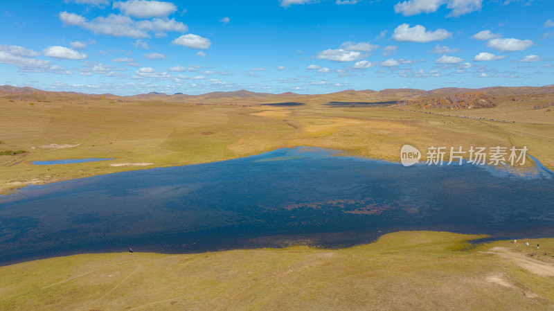 乌兰布统广阔草原上的湖泊风景