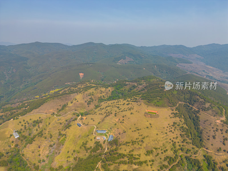 航拍山顶牧场田园风光