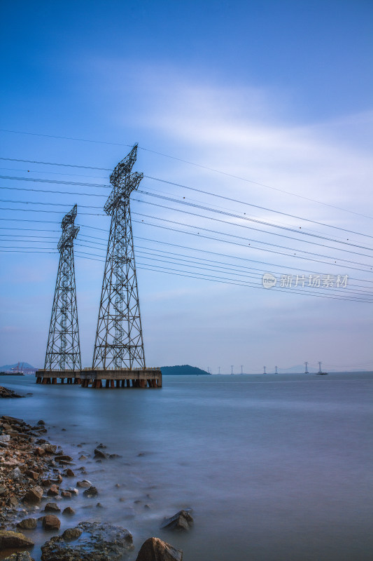 深圳大铲湾海上的电线塔