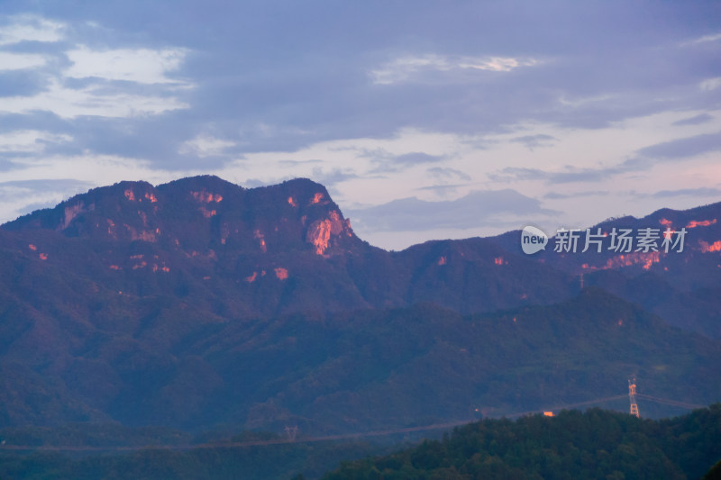 落日余晖下的山峦