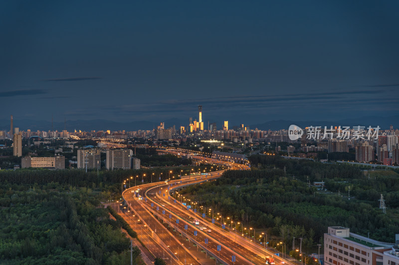 北京城市夜景中蜿蜒的道路车流灯火通明