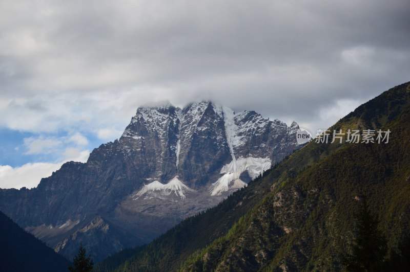 巴松措的雪山和湖泊