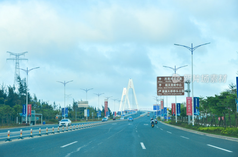 现代化大桥下的宽阔城市道路景象