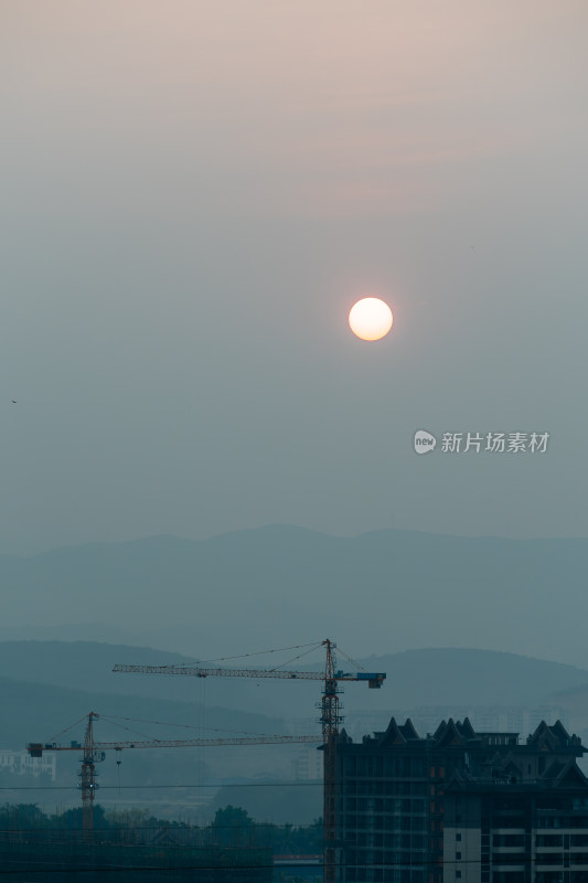 夕阳下城市建筑工地景象