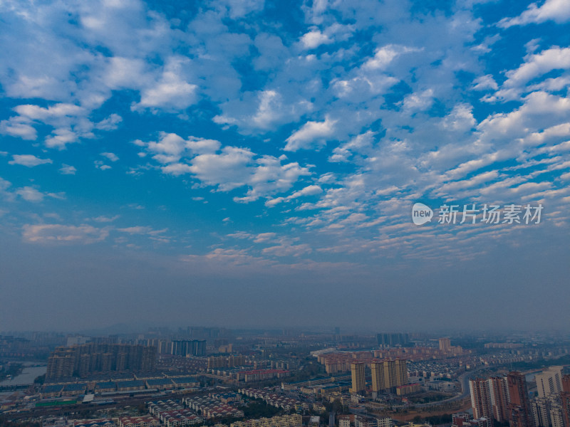 江西新余蓝天白云清晨航拍图