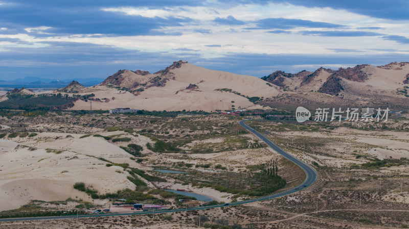 沙漠中的蜿蜒公路风景