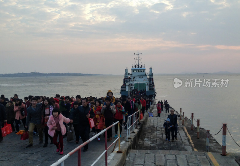 码头人群登船场景