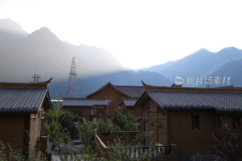 四川阿坝州叠溪镇的风景：群山、民居和落日