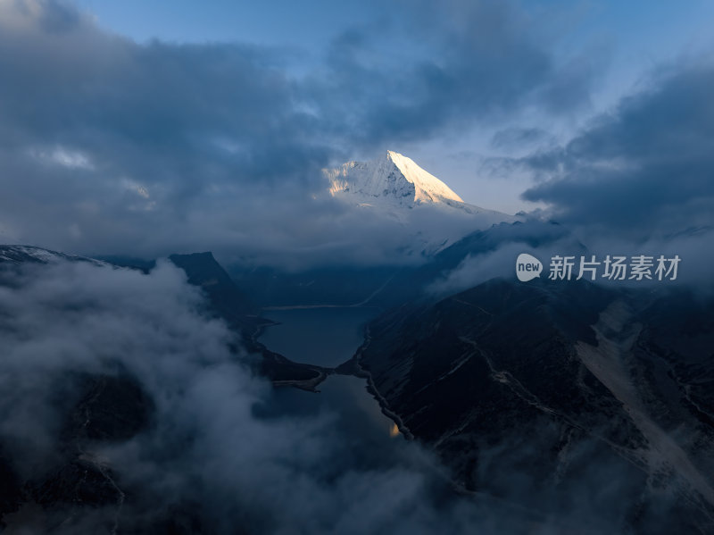 西藏山南洛扎秘境库拉岗日白马林措航拍