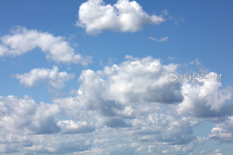 浓浓的厚云朵在天空中