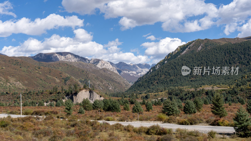 从黄龙九寨站前往九寨沟的大巴窗外风景