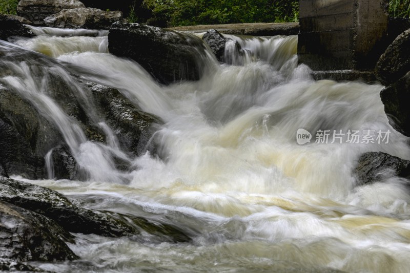 重庆酉阳：干涸的溪沟涨水了