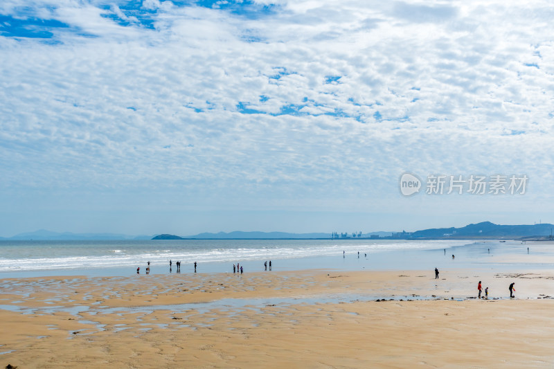 海滩上漫步的人群与海景