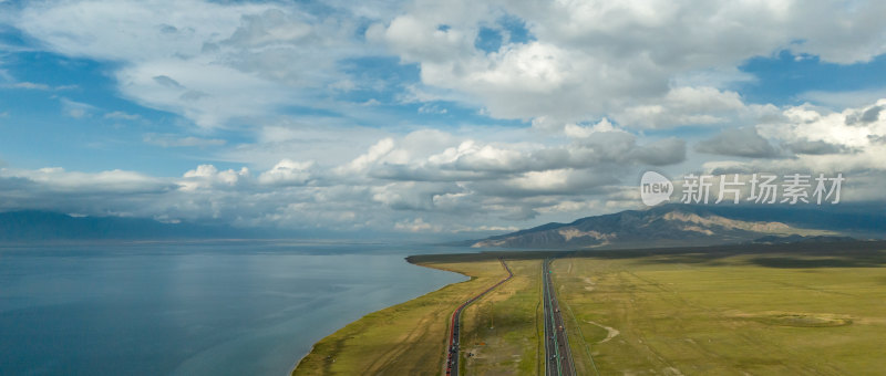 新疆赛里木湖 天空水云草地公路