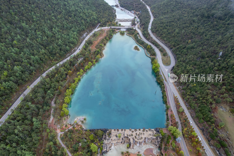 云南丽江玉龙雪山蓝月谷云雾缭绕高空航拍