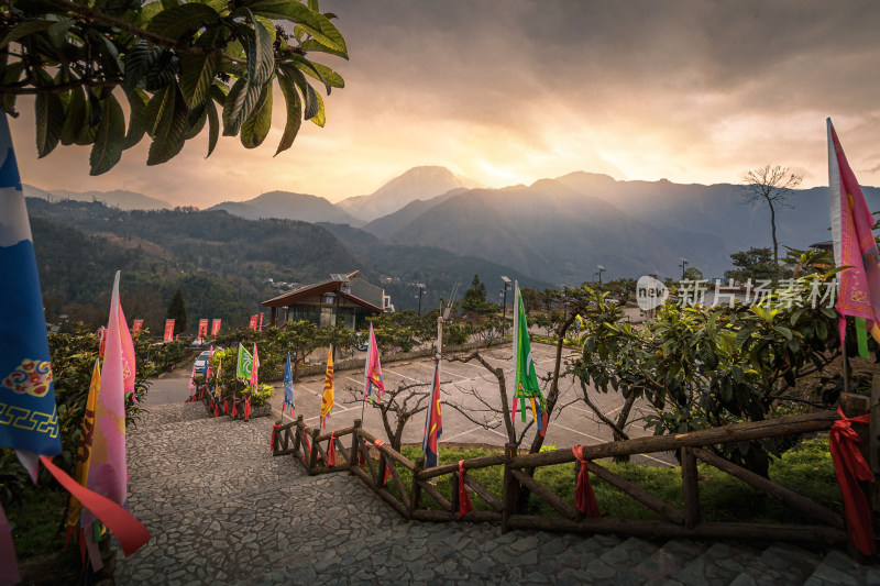 山间步道与多彩旗帜风景