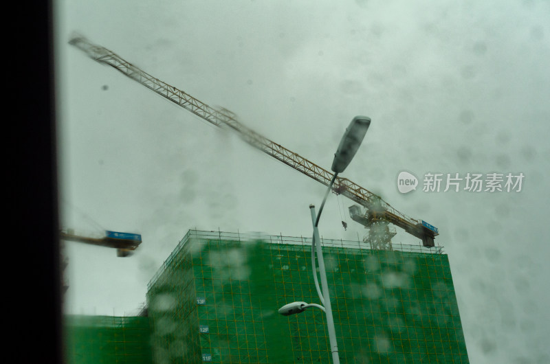 雨天的建筑工地