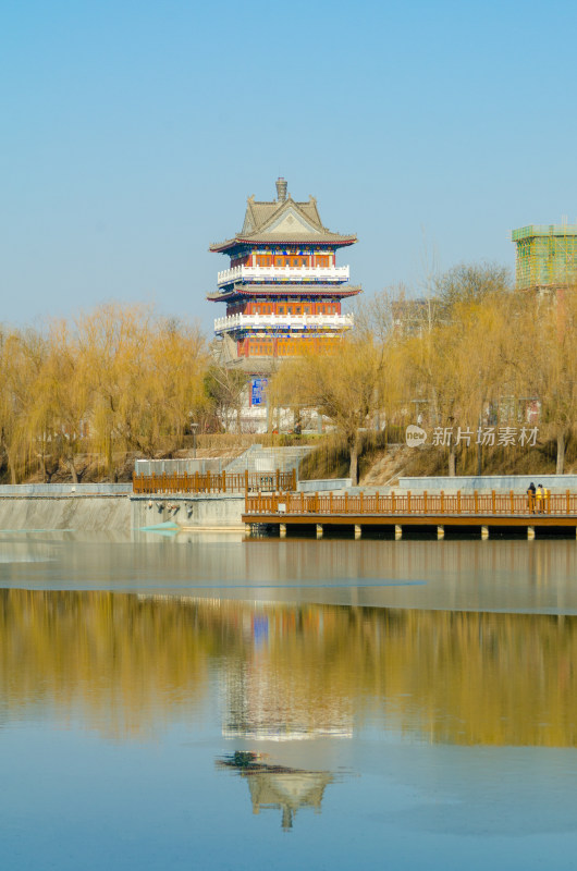 陕西渭南临渭区湭河公园老街望月楼水中倒影