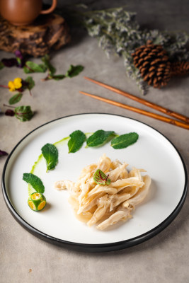 中国美食冷菜一盘美味的芥末鸭掌