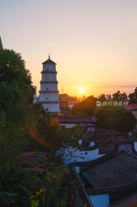 亚洲中国福建省福州市于山定光寺白塔夕阳