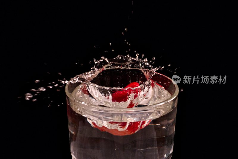 水果入水瞬间水花特写